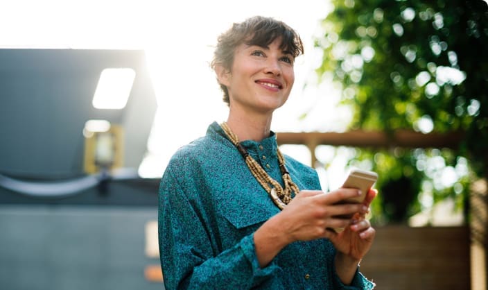 Widget Contact | woman using a mobile phone and smiling